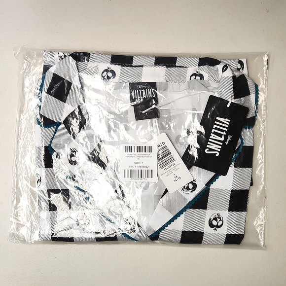 ❤️NWT VINTAGE TORRID BLOUSE - DISNEY VILLAINS POISON APPLE RETRO BUTTON TOP - Picture 4 of 12